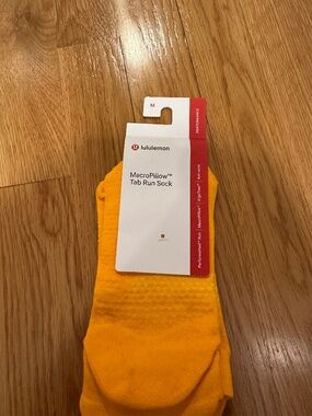 NWT lululemon macro pillow tab run socks size M